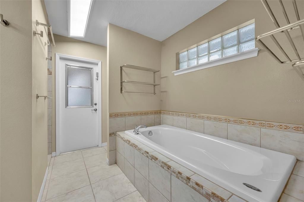 Activo con contrato: $625,000 (3 camas, 2 baños, 2139 Pies cuadrados)