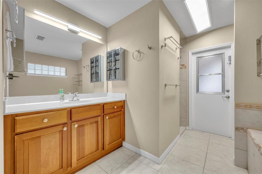 Activo con contrato: $625,000 (3 camas, 2 baños, 2139 Pies cuadrados)