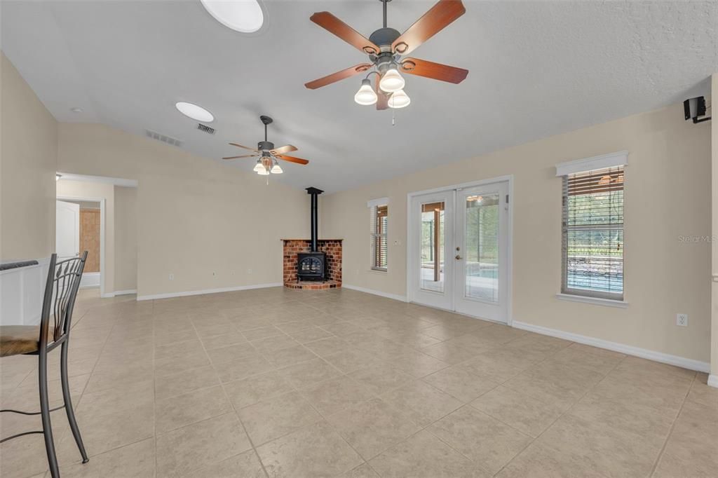 Activo con contrato: $625,000 (3 camas, 2 baños, 2139 Pies cuadrados)