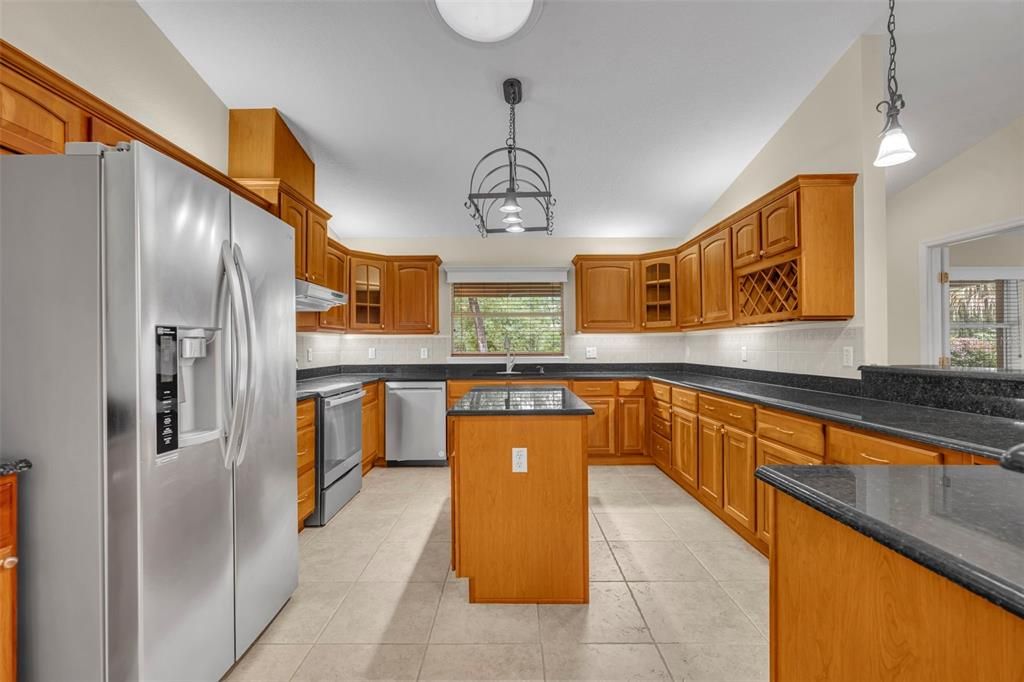Activo con contrato: $625,000 (3 camas, 2 baños, 2139 Pies cuadrados)