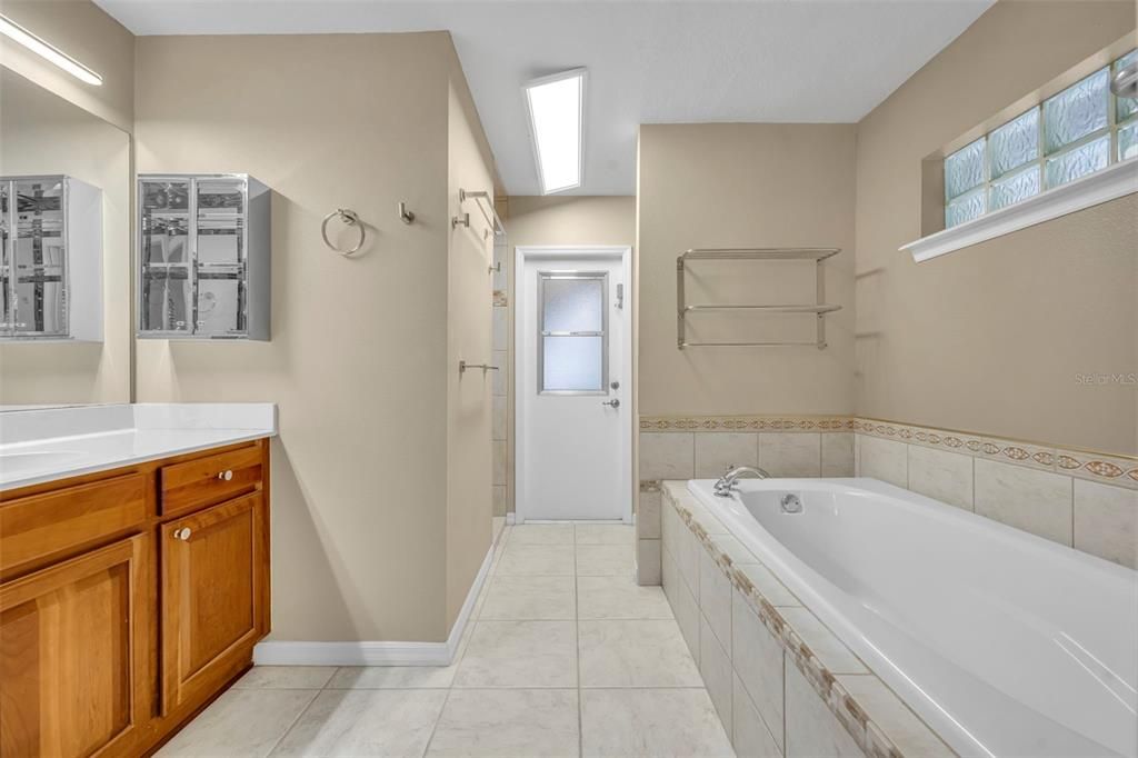Activo con contrato: $625,000 (3 camas, 2 baños, 2139 Pies cuadrados)