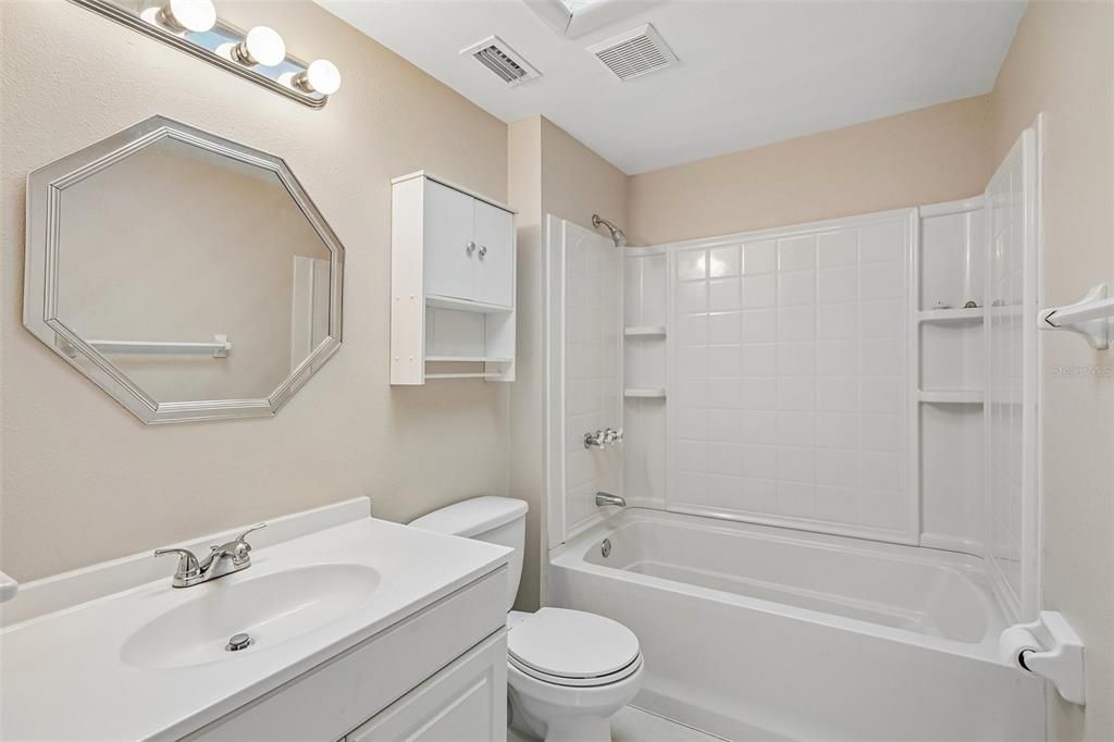 Activo con contrato: $479,900 (4 camas, 2 baños, 1896 Pies cuadrados)