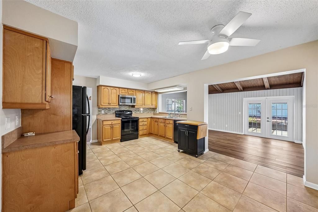 Activo con contrato: $479,900 (4 camas, 2 baños, 1896 Pies cuadrados)