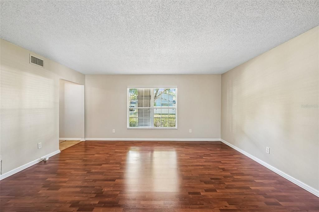 Activo con contrato: $479,900 (4 camas, 2 baños, 1896 Pies cuadrados)
