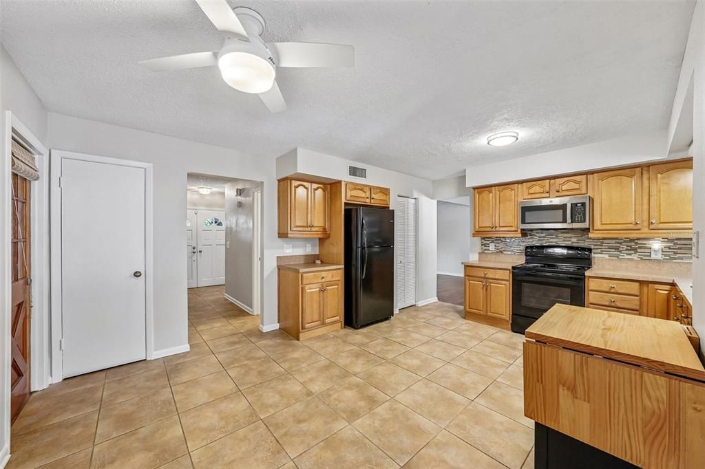 Activo con contrato: $479,900 (4 camas, 2 baños, 1896 Pies cuadrados)