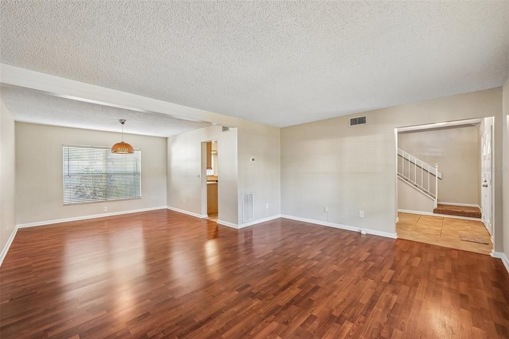Activo con contrato: $479,900 (4 camas, 2 baños, 1896 Pies cuadrados)