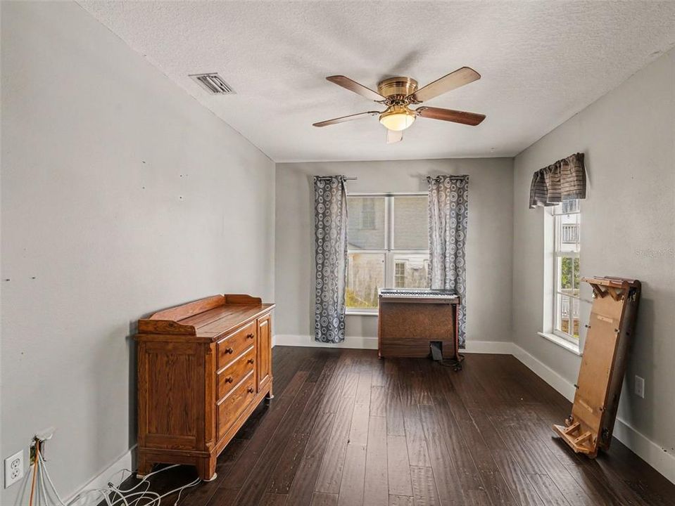 En Venta: $1,150,000 (3 camas, 2 baños, 2436 Pies cuadrados)