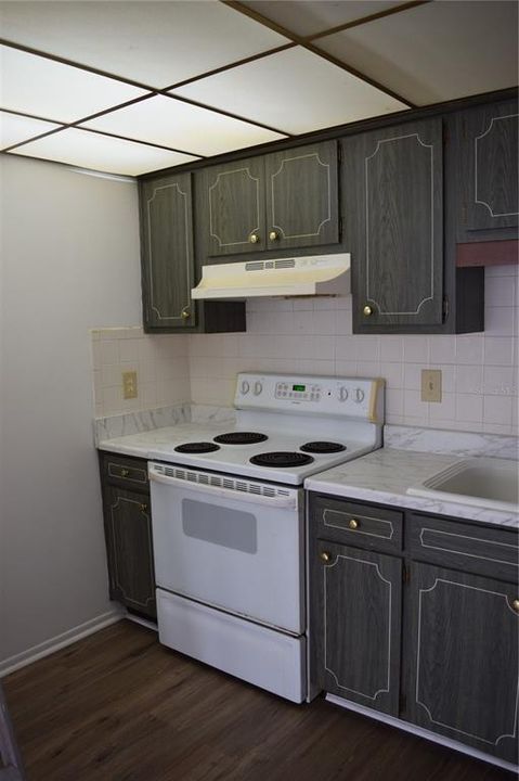 Activo con contrato: $99,900 (2 camas, 1 baños, 825 Pies cuadrados)