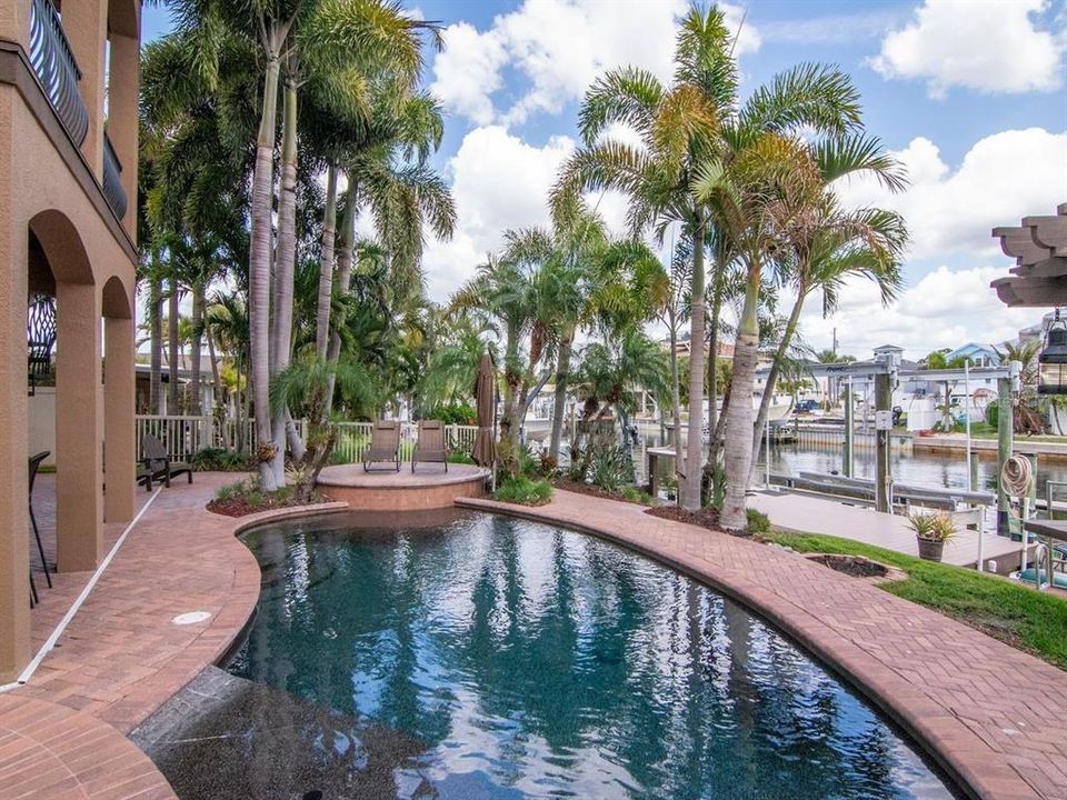 En Venta: $2,099,000 (4 camas, 3 baños, 2720 Pies cuadrados)