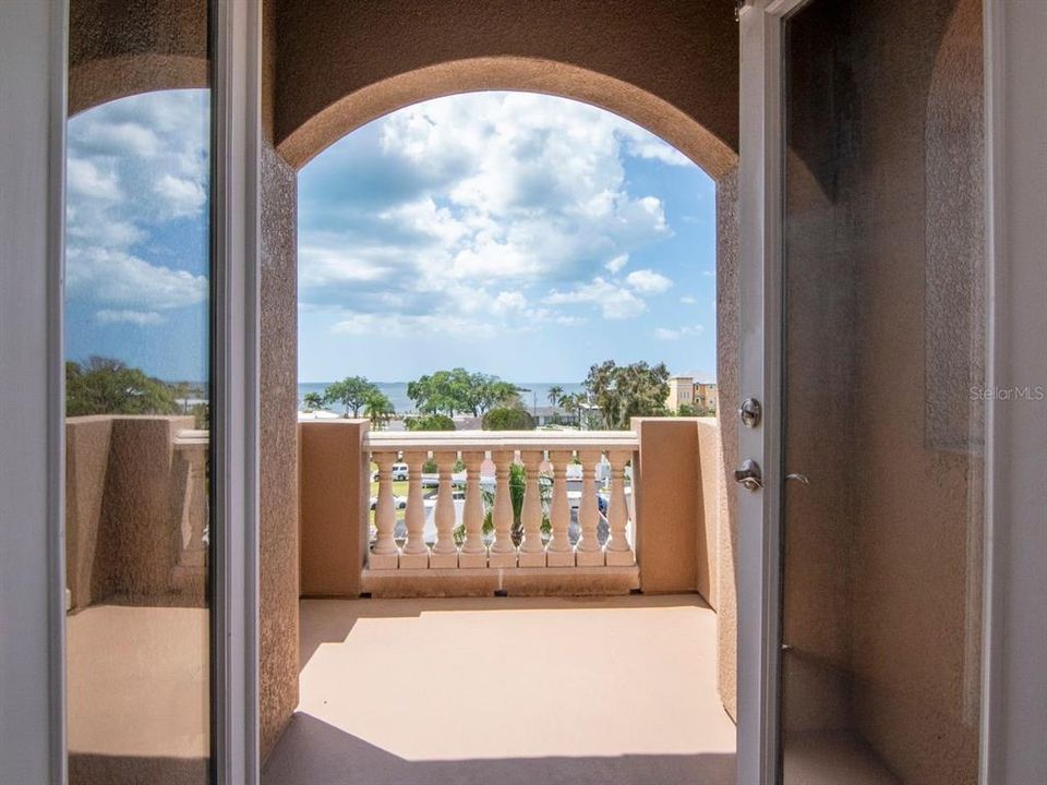 En Venta: $2,099,000 (4 camas, 3 baños, 2720 Pies cuadrados)