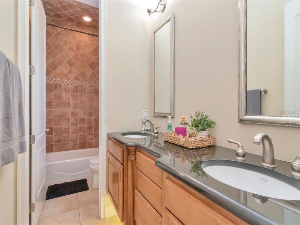 En Venta: $2,099,000 (4 camas, 3 baños, 2720 Pies cuadrados)
