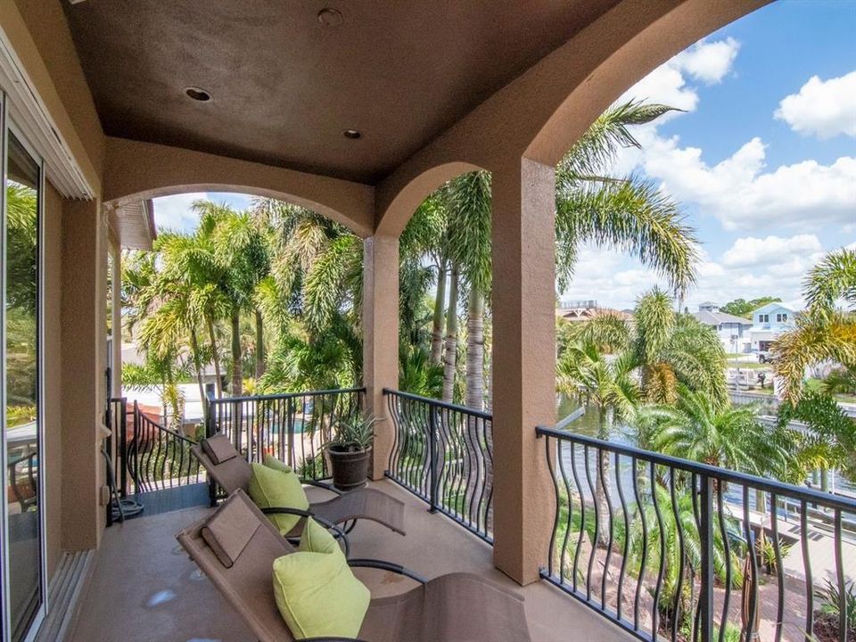 En Venta: $2,099,000 (4 camas, 3 baños, 2720 Pies cuadrados)