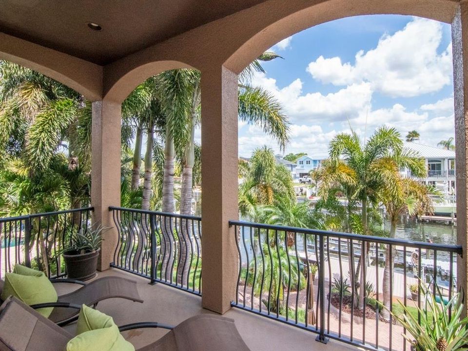 En Venta: $2,099,000 (4 camas, 3 baños, 2720 Pies cuadrados)