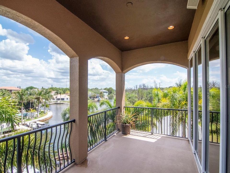 En Venta: $2,099,000 (4 camas, 3 baños, 2720 Pies cuadrados)