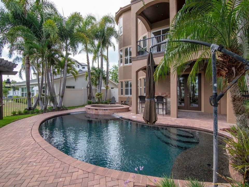 En Venta: $2,099,000 (4 camas, 3 baños, 2720 Pies cuadrados)