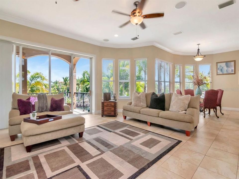 En Venta: $2,099,000 (4 camas, 3 baños, 2720 Pies cuadrados)