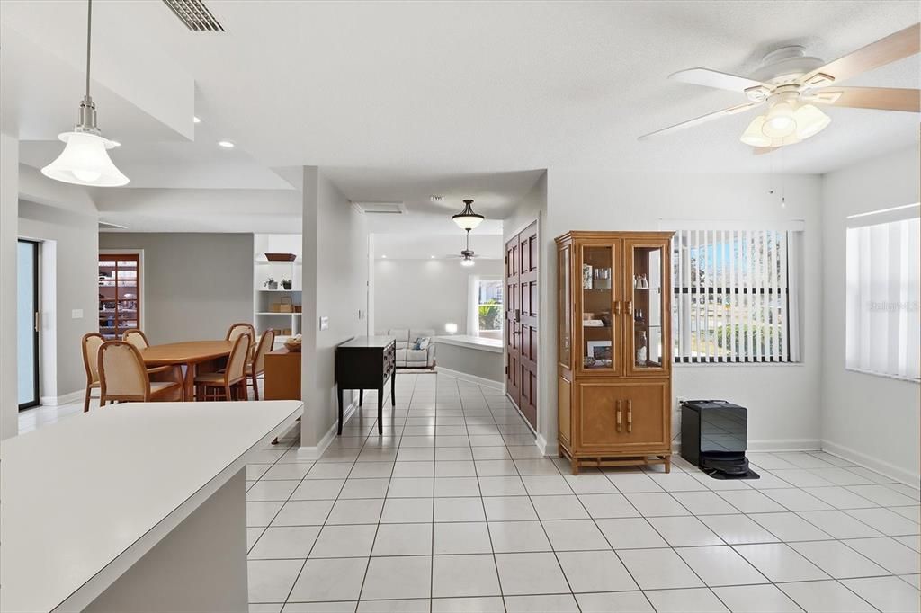 Activo con contrato: $395,000 (3 camas, 2 baños, 2580 Pies cuadrados)
