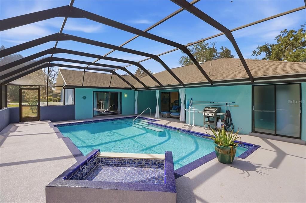 Activo con contrato: $395,000 (3 camas, 2 baños, 2580 Pies cuadrados)