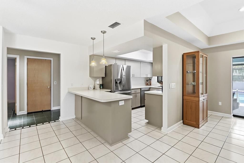 Activo con contrato: $395,000 (3 camas, 2 baños, 2580 Pies cuadrados)