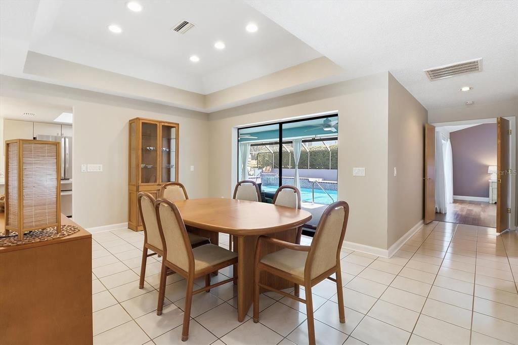 Activo con contrato: $395,000 (3 camas, 2 baños, 2580 Pies cuadrados)