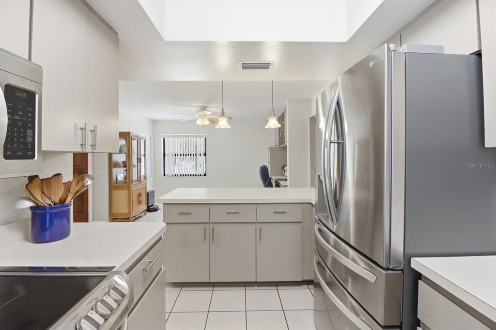 Activo con contrato: $395,000 (3 camas, 2 baños, 2580 Pies cuadrados)