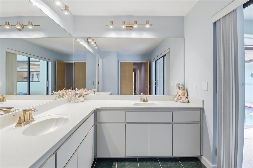 Activo con contrato: $395,000 (3 camas, 2 baños, 2580 Pies cuadrados)
