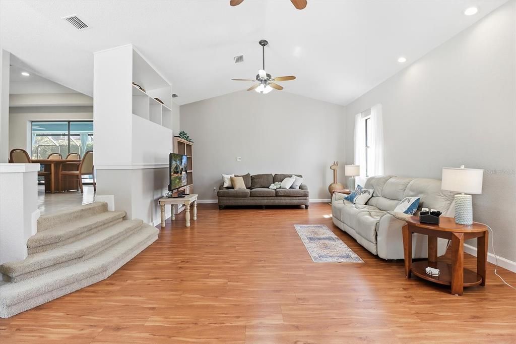 Activo con contrato: $395,000 (3 camas, 2 baños, 2580 Pies cuadrados)