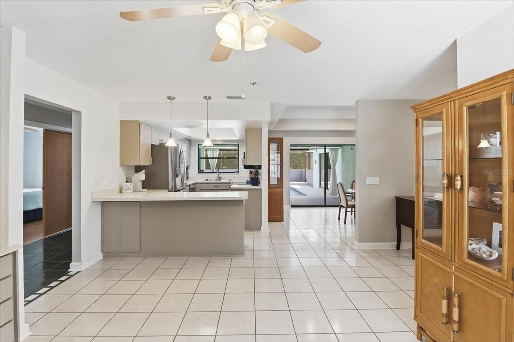 Activo con contrato: $395,000 (3 camas, 2 baños, 2580 Pies cuadrados)
