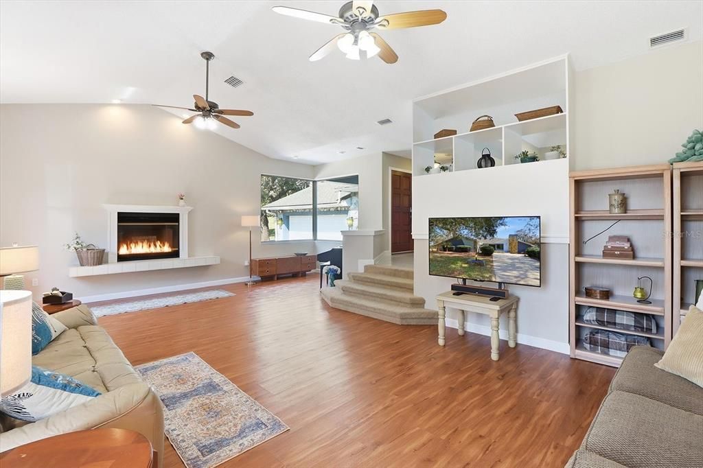 Activo con contrato: $395,000 (3 camas, 2 baños, 2580 Pies cuadrados)