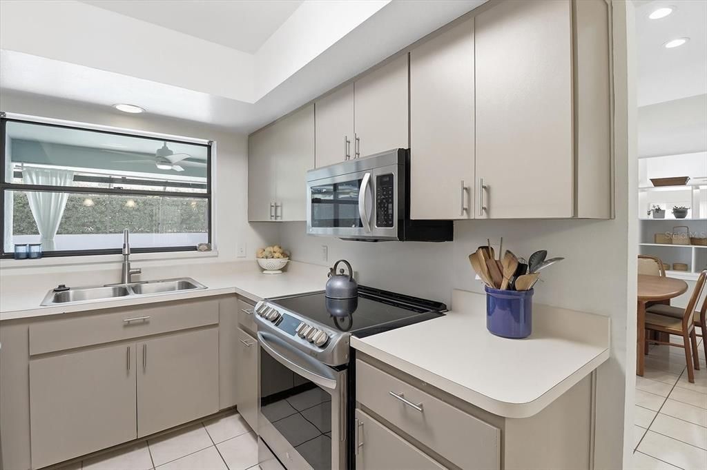 Activo con contrato: $395,000 (3 camas, 2 baños, 2580 Pies cuadrados)