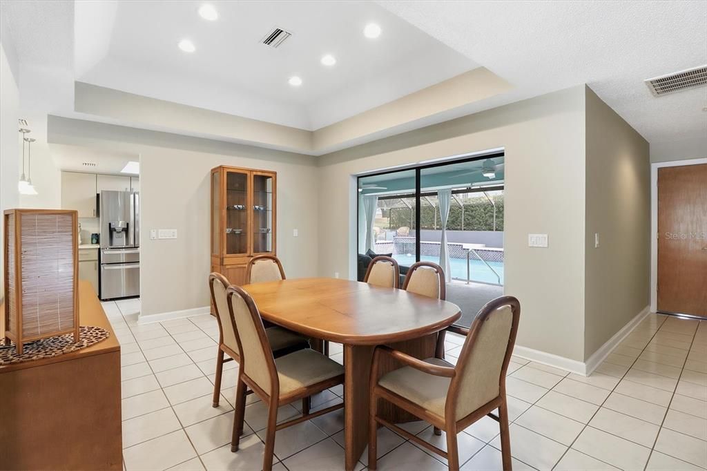 Activo con contrato: $395,000 (3 camas, 2 baños, 2580 Pies cuadrados)