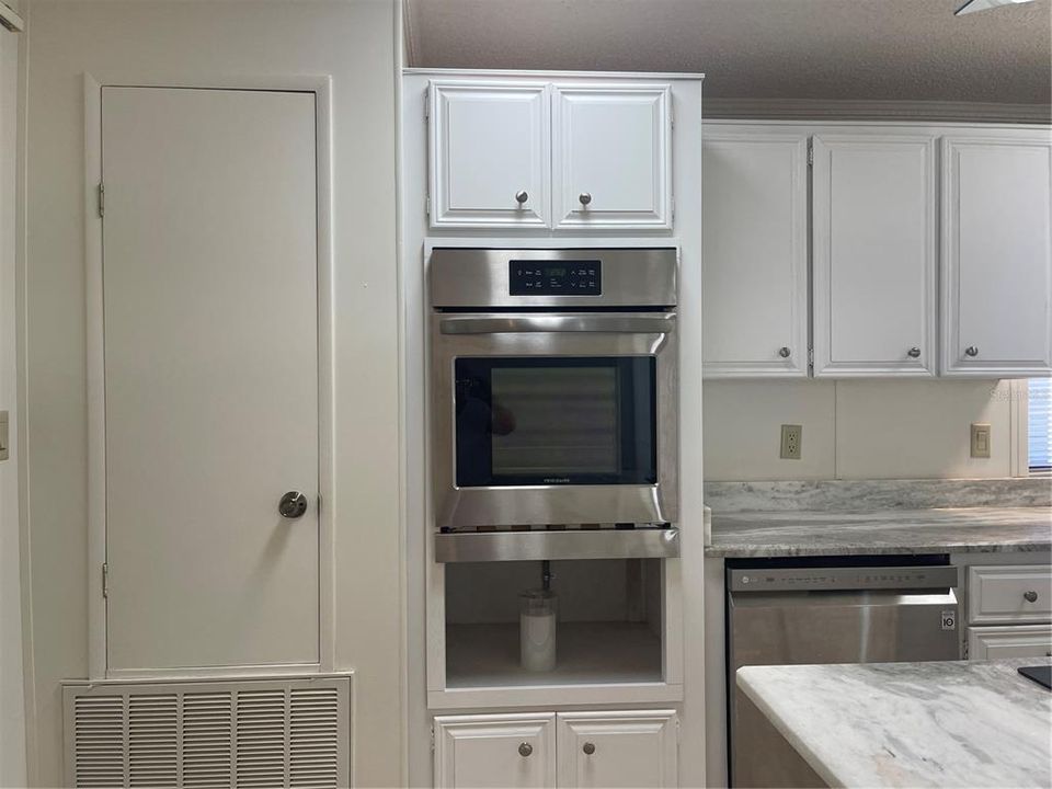 For Sale: $159,900 (2 beds, 2 baths, 1352 Square Feet)