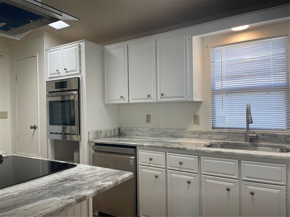 For Sale: $159,900 (2 beds, 2 baths, 1352 Square Feet)