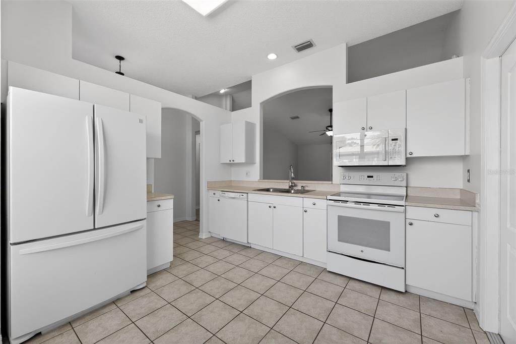 Activo con contrato: $245,000 (3 camas, 2 baños, 1202 Pies cuadrados)