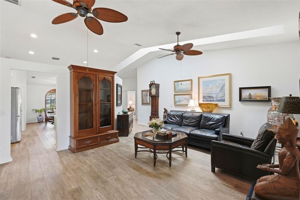 Activo con contrato: $725,000 (3 camas, 3 baños, 1875 Pies cuadrados)