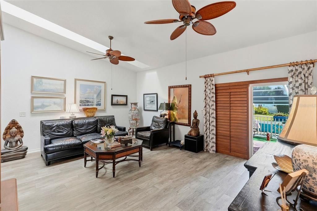 Activo con contrato: $725,000 (3 camas, 3 baños, 1875 Pies cuadrados)