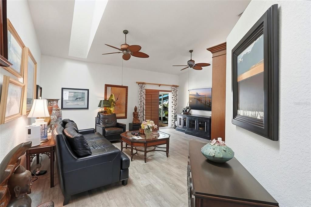 Activo con contrato: $725,000 (3 camas, 3 baños, 1875 Pies cuadrados)