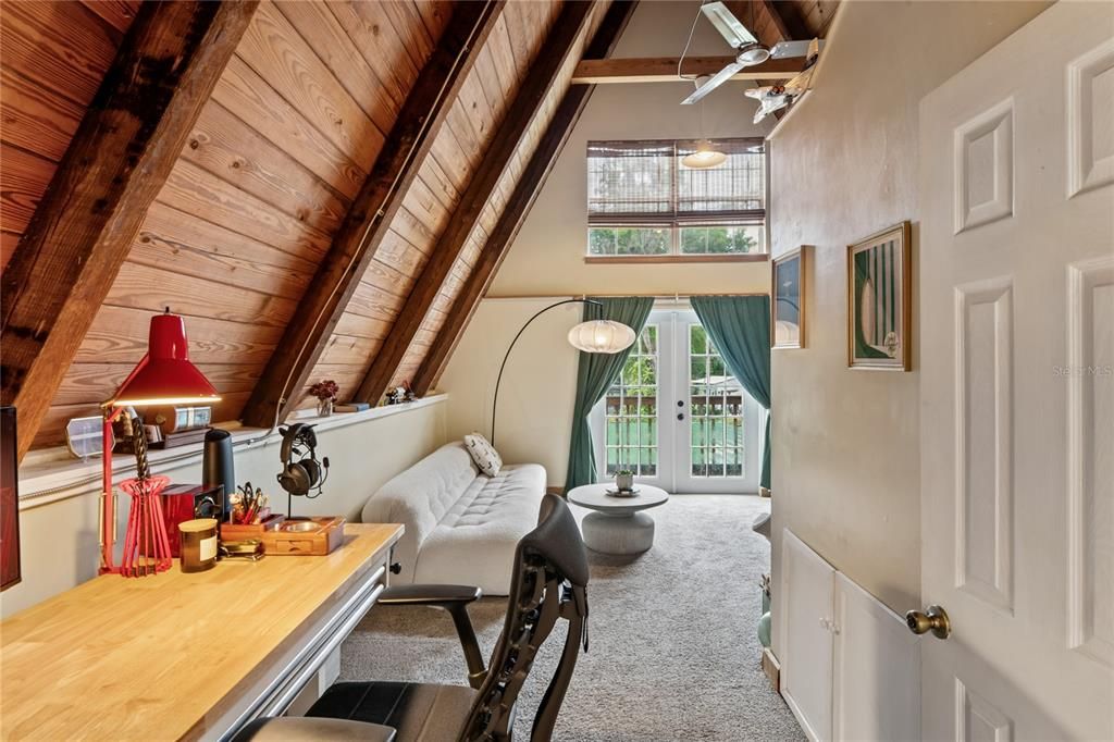 For Sale: $215,000 (1 beds, 1 baths, 861 Square Feet)