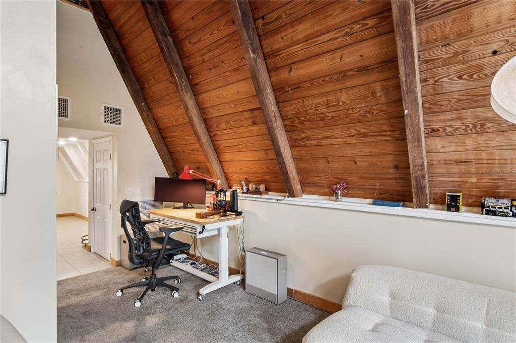 For Sale: $215,000 (1 beds, 1 baths, 861 Square Feet)