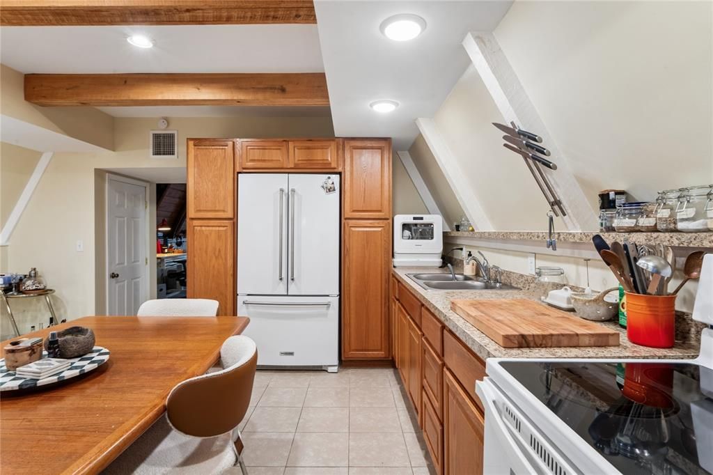 For Sale: $215,000 (1 beds, 1 baths, 861 Square Feet)