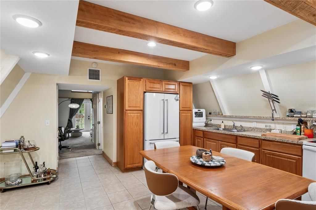 For Sale: $215,000 (1 beds, 1 baths, 861 Square Feet)