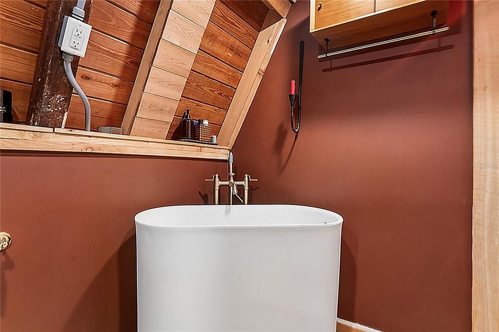 For Sale: $215,000 (1 beds, 1 baths, 861 Square Feet)