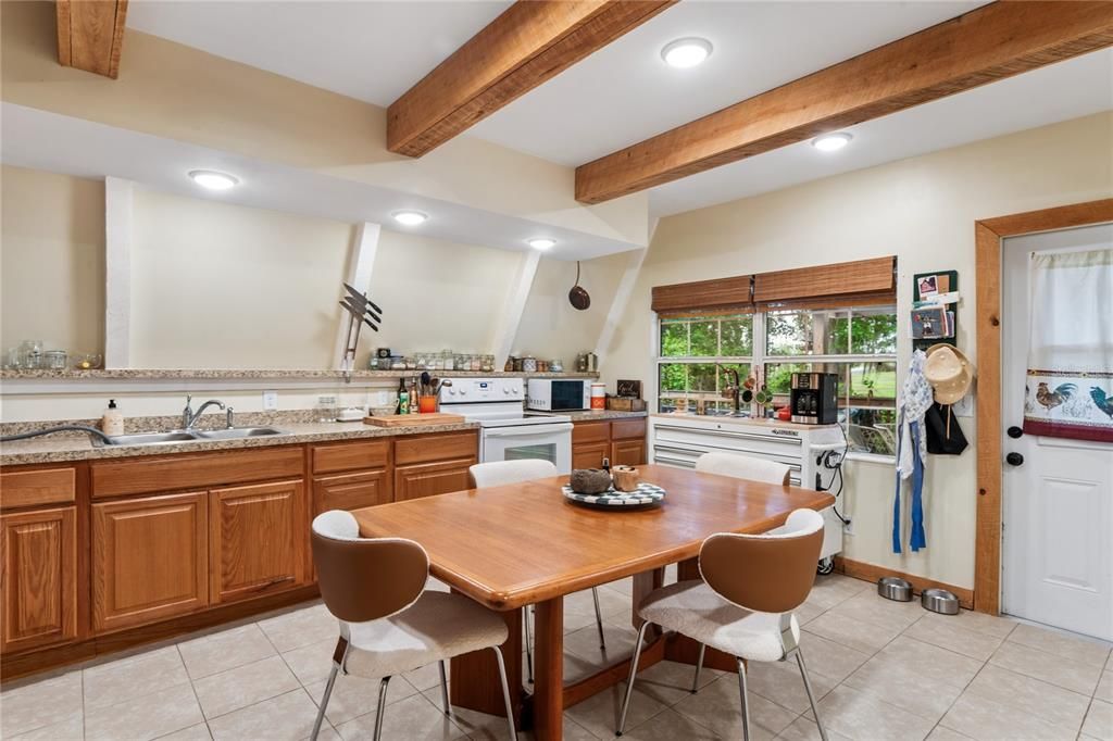 For Sale: $215,000 (1 beds, 1 baths, 861 Square Feet)