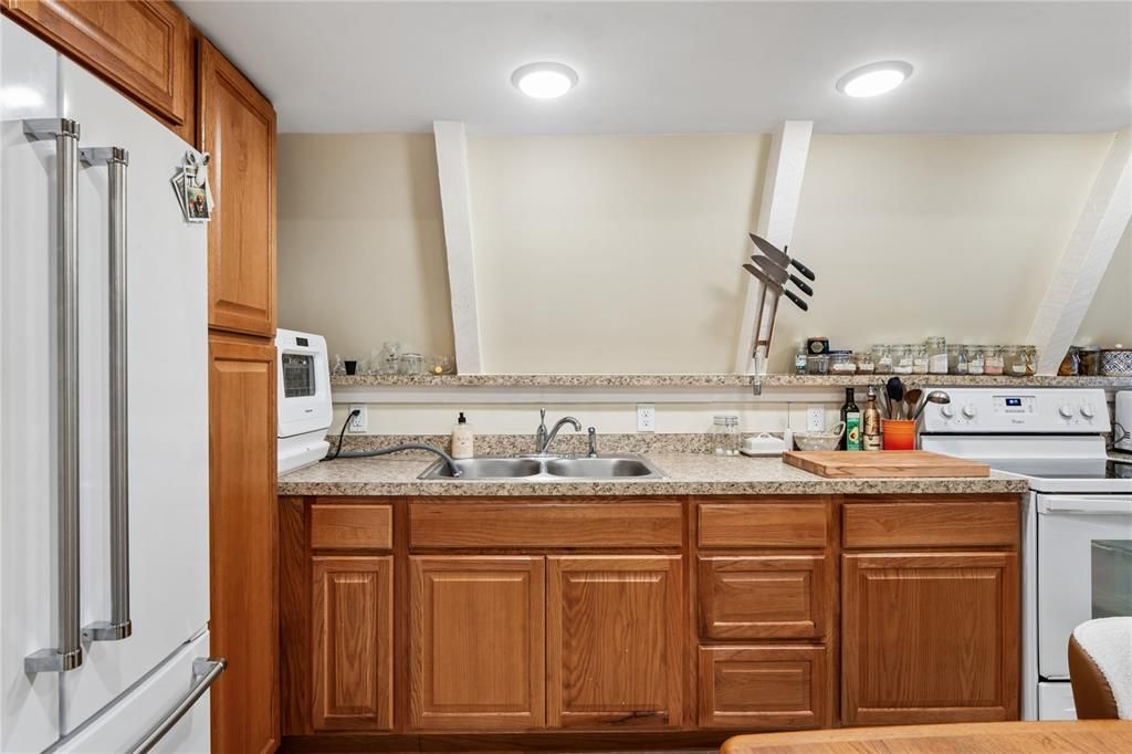 For Sale: $215,000 (1 beds, 1 baths, 861 Square Feet)