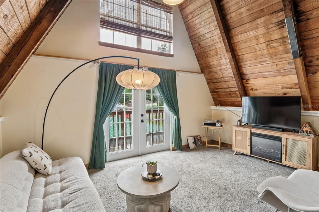 For Sale: $215,000 (1 beds, 1 baths, 861 Square Feet)