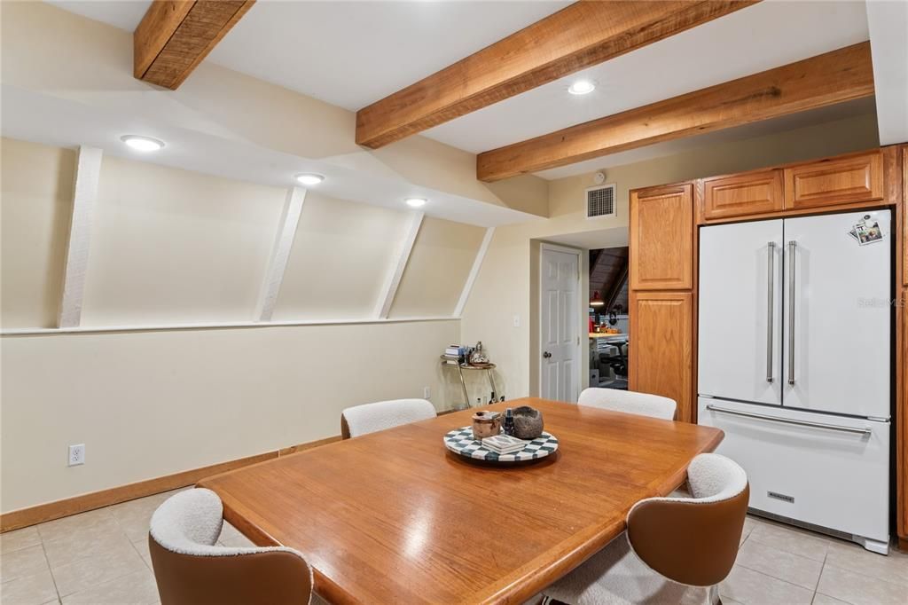 For Sale: $215,000 (1 beds, 1 baths, 861 Square Feet)