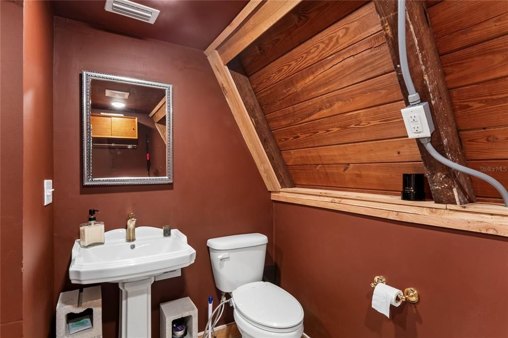 For Sale: $215,000 (1 beds, 1 baths, 861 Square Feet)