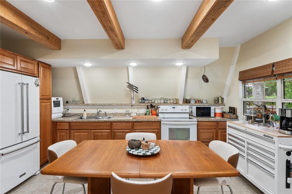 For Sale: $215,000 (1 beds, 1 baths, 861 Square Feet)