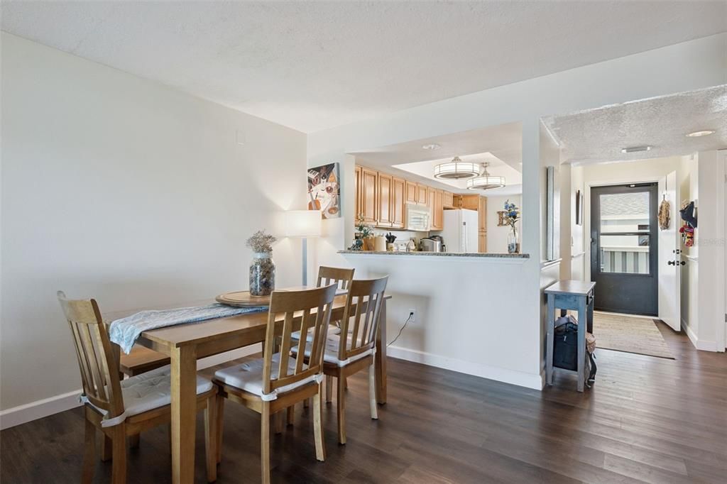 Activo con contrato: $229,000 (2 camas, 2 baños, 1065 Pies cuadrados)