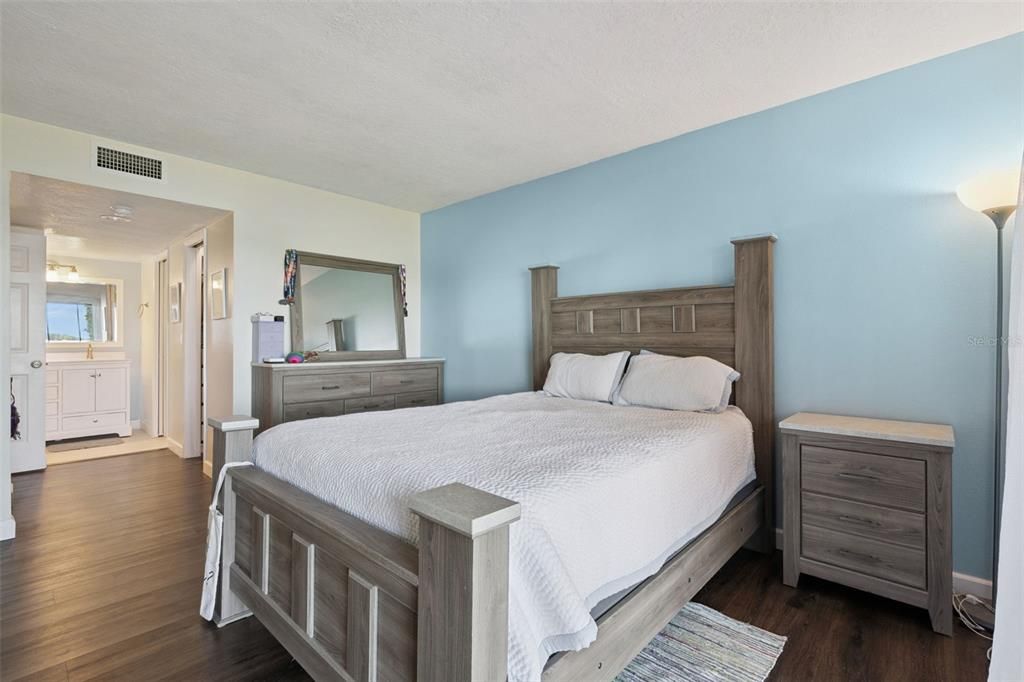 Activo con contrato: $229,000 (2 camas, 2 baños, 1065 Pies cuadrados)